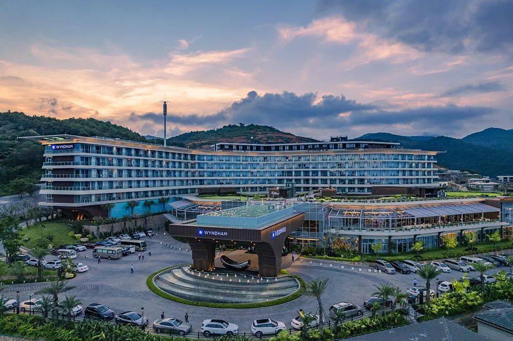 半山半岛·温州和晟温德姆酒店坐落于浙江南部温州市苍南县渔寮风景区