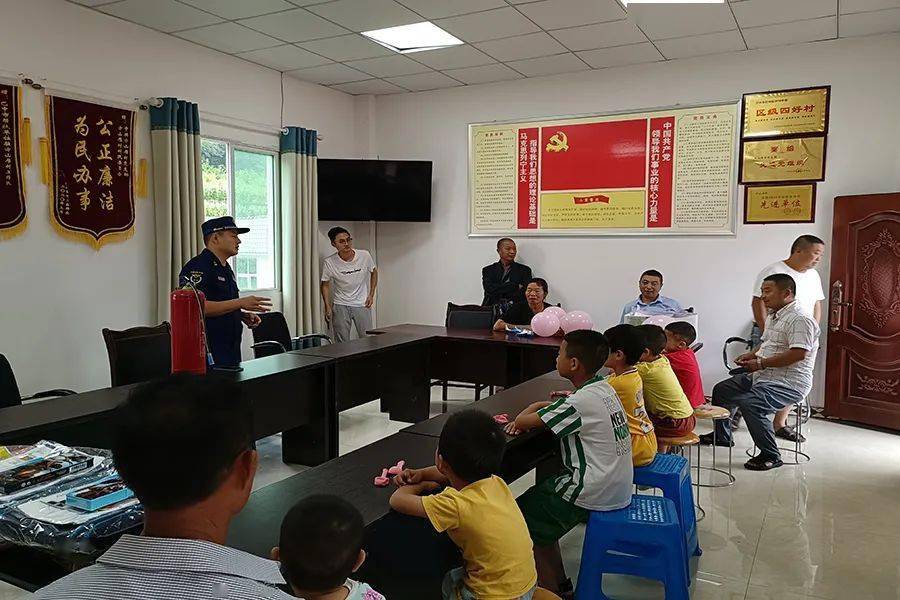 消防宣传进社区7月19日,支队联合市国资委走进巴州区方山雁村,组织村