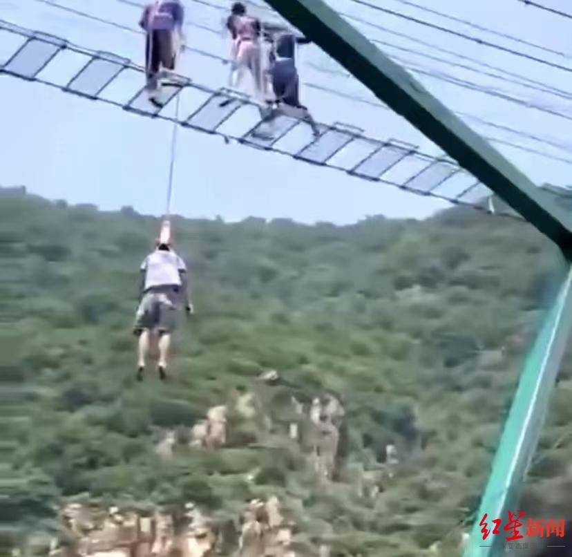 天津一游客悬挂“步步惊心”吊桥，救援中途坠落不治身亡 景区：项目已关停，会与家属妥善处理