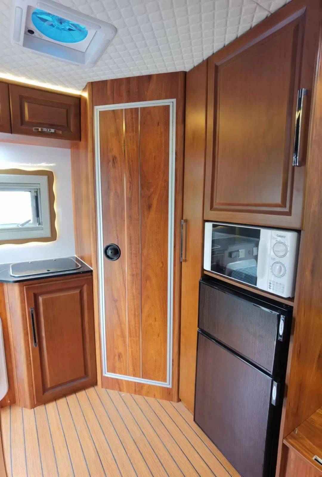 中恒依维柯2046四驱越野房车空间质感享受配有航空座椅升降吊床ktv点