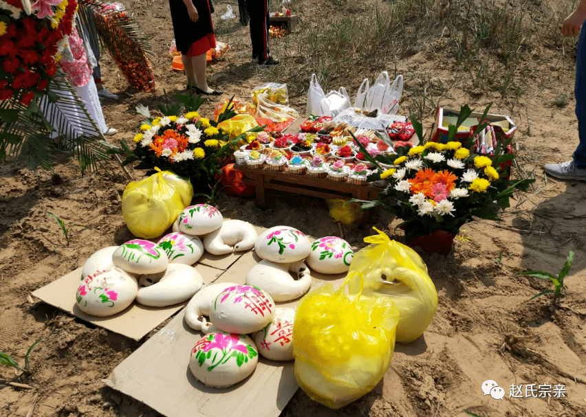 祭品是祭祀死人的物品.这里的物品范围非常广泛
