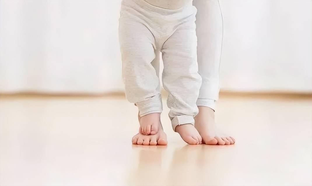 如何教宝宝学走路父母遵循这个训练步骤孩子独立行走快人一步