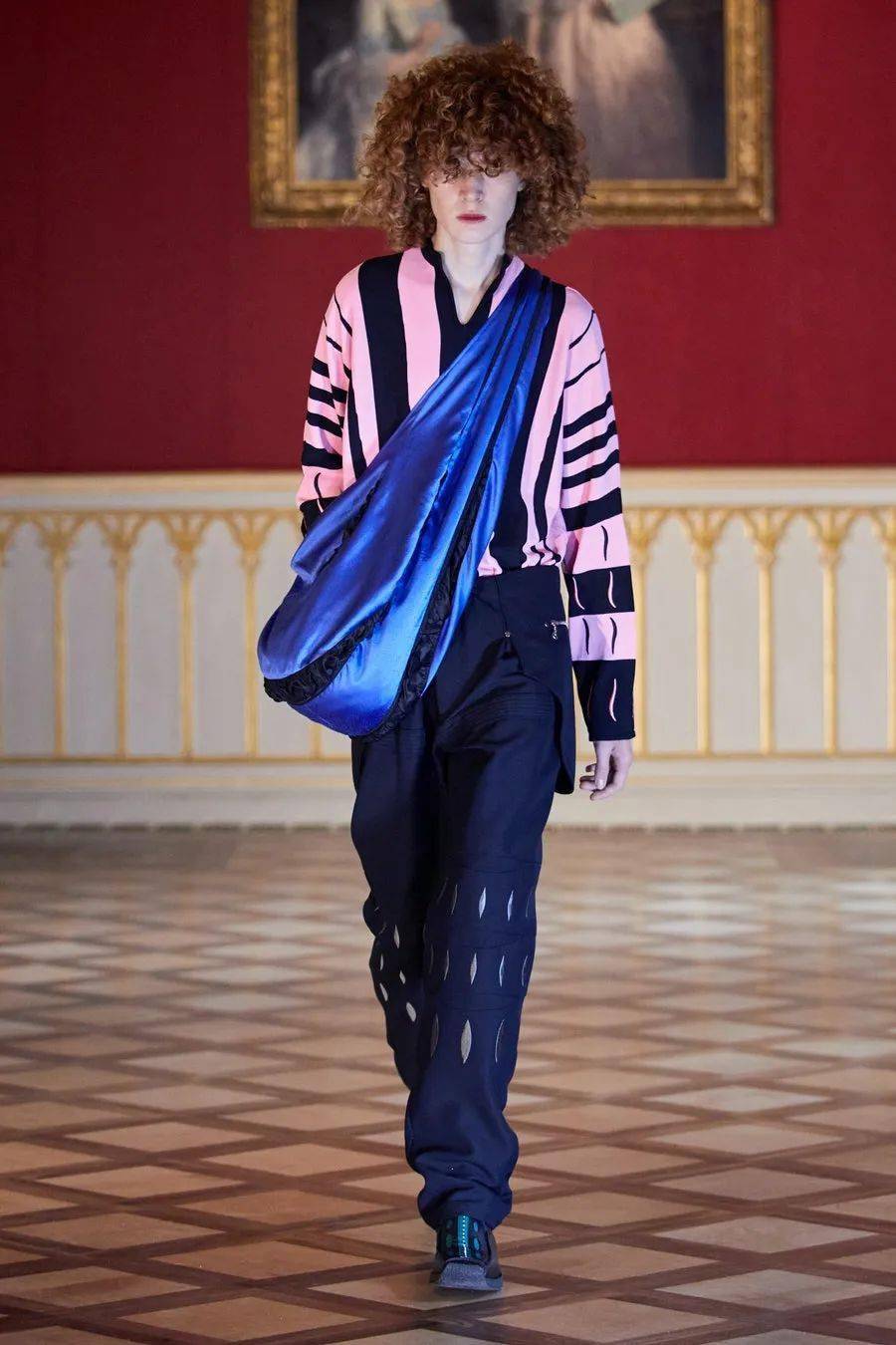 kikokostadinov我无时无刻都在看衣服无论是在火车上或人们车衣服时