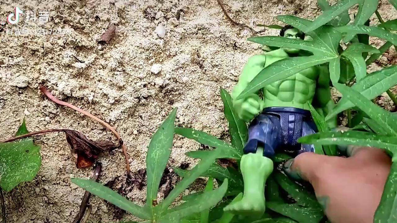 赛文奥特曼变身,居然变成了一块石头!