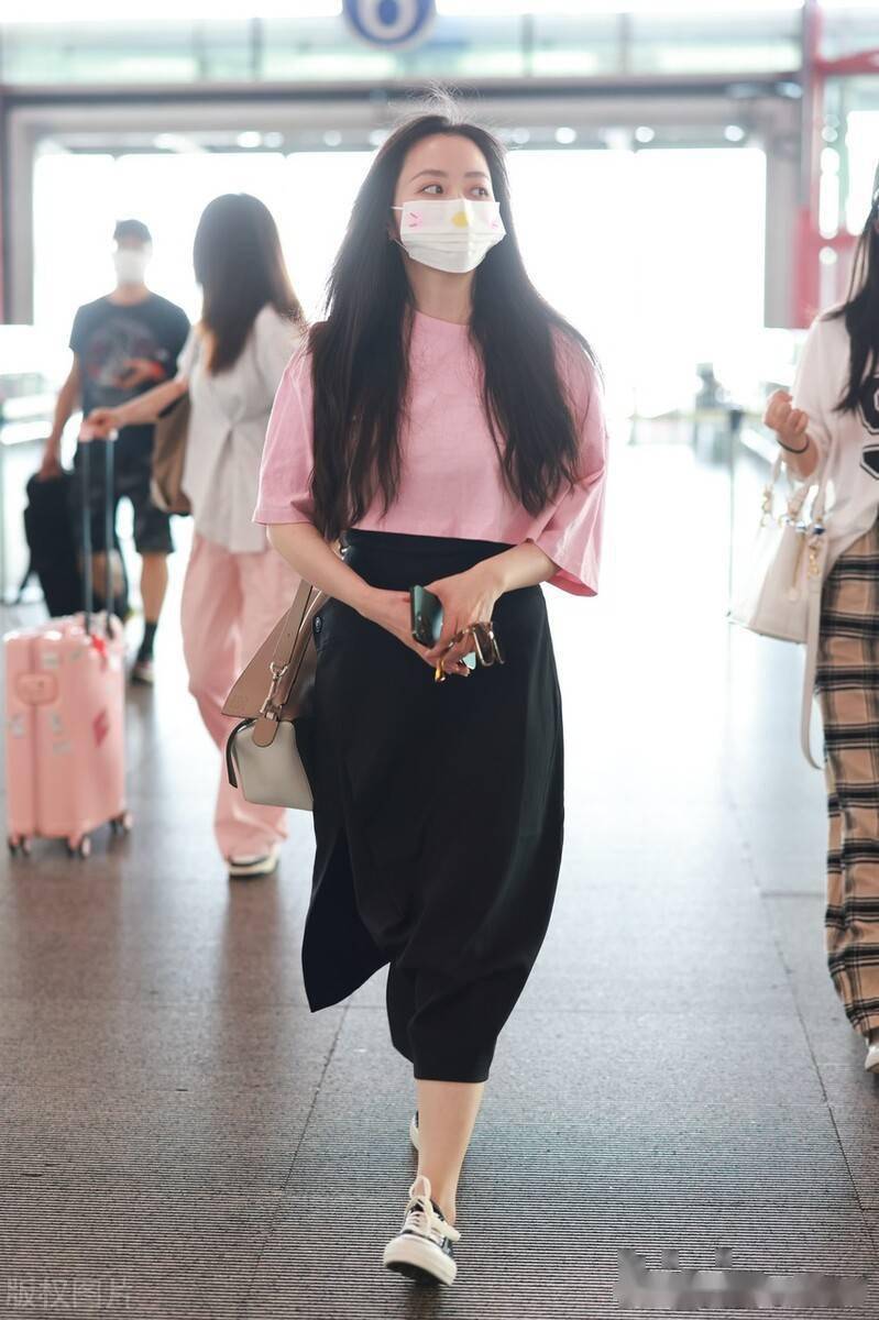 街拍张靓颖粉色t恤黑色半身裙帆布鞋甜美休闲