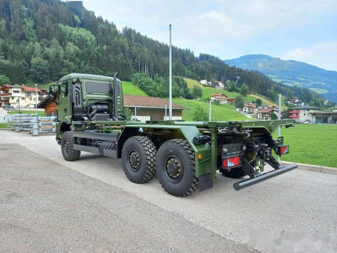 戎装诱惑奥地利安普改装的曼恩全新tgs334306x6全驱军车交付