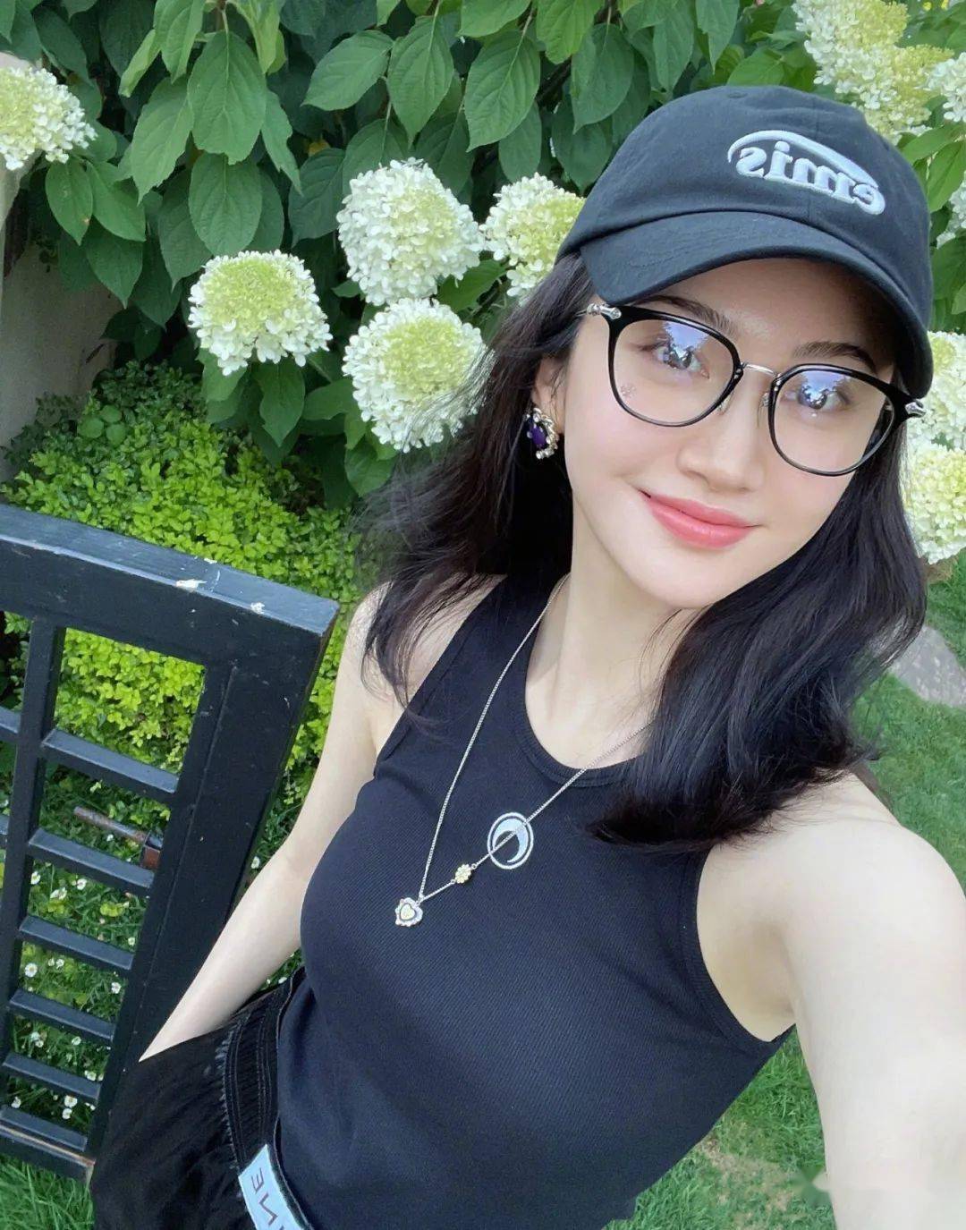 景甜穿挂脖背心秀香肩微卷长发笑容甜美超元气