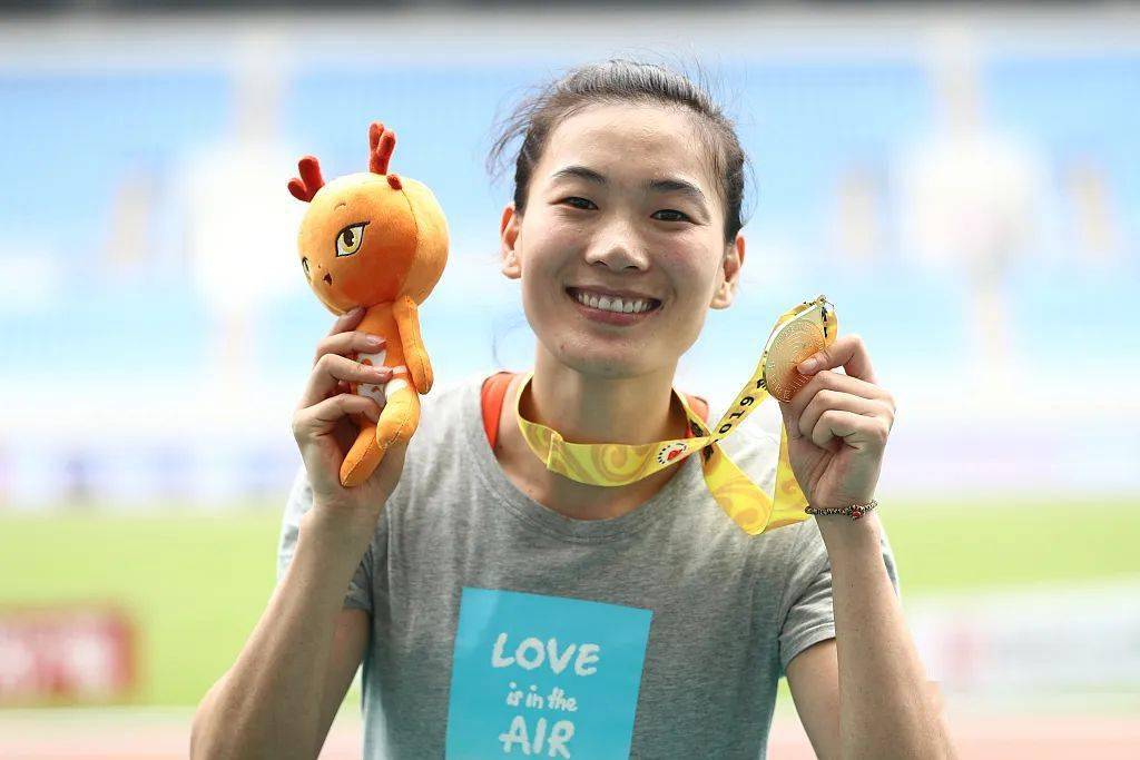 谢震业的另一半陆敏佳,曾是中国田径队跳远运动员,2016年,2017年连续