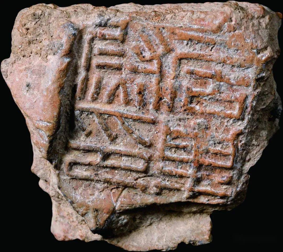 纸张尚未普及的两汉时期,书写的受体主要还是竹简或木椟,同时,有两个