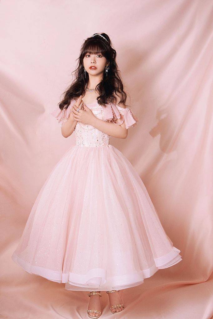 赖美云发布生日写真浪漫吸睛穿粉色蝴蝶结露肩裙甜美公主风