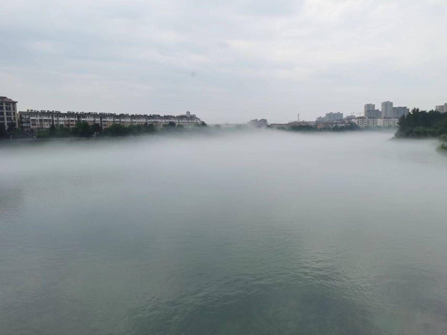 大雨过后河面雾气缭绕