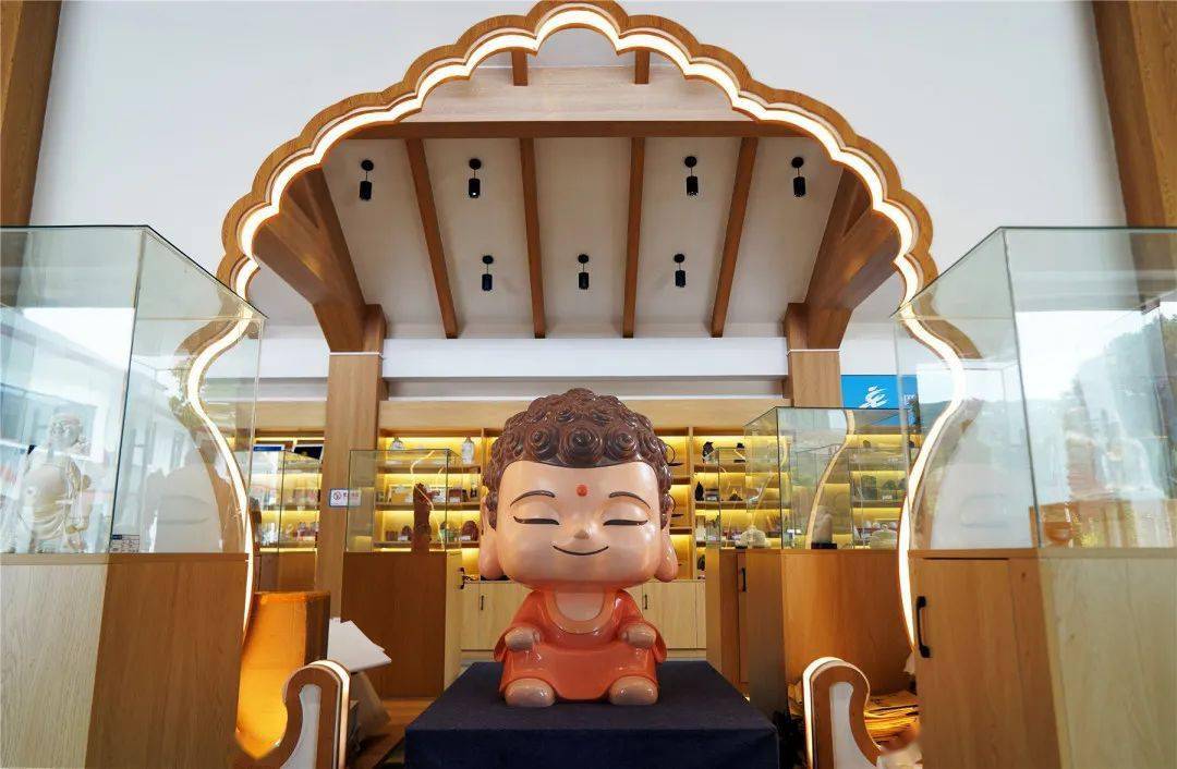 文创产品实用与纪念价值兼备的陈列着多款(乐山城区黄家山乐山大佛