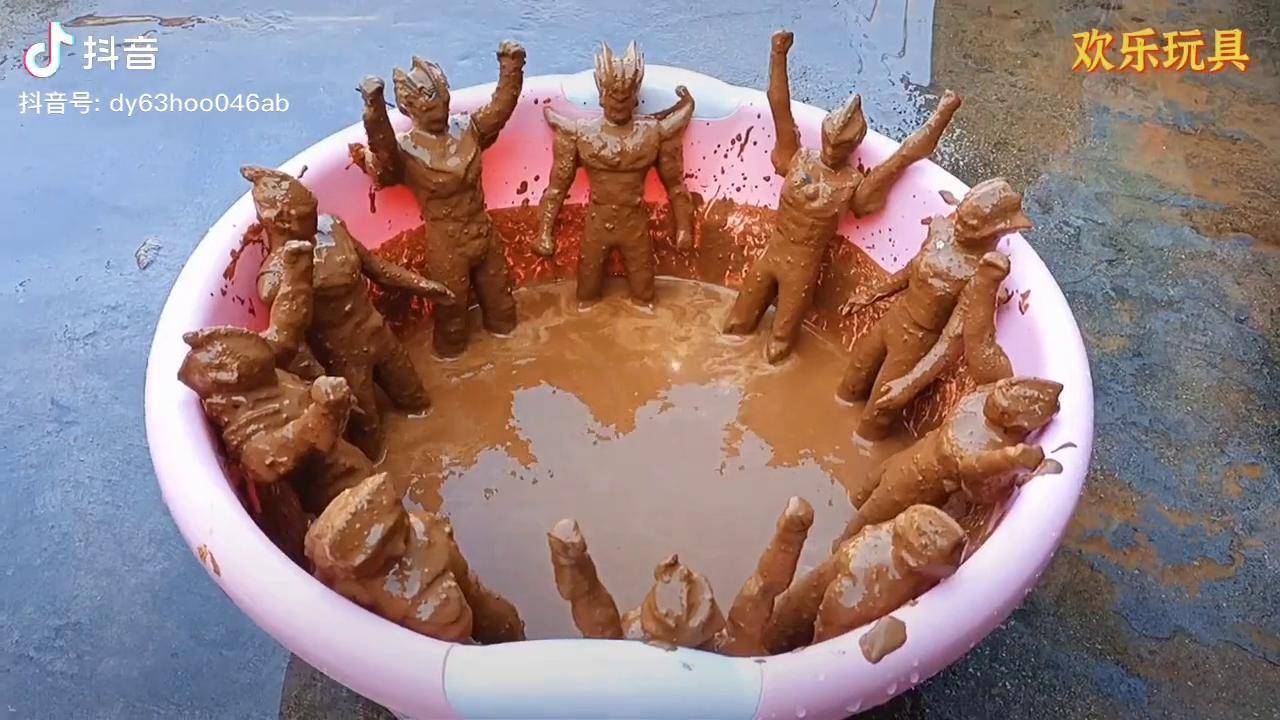 一群奥特曼玩具变成泥巴人了快来清洗一下吧