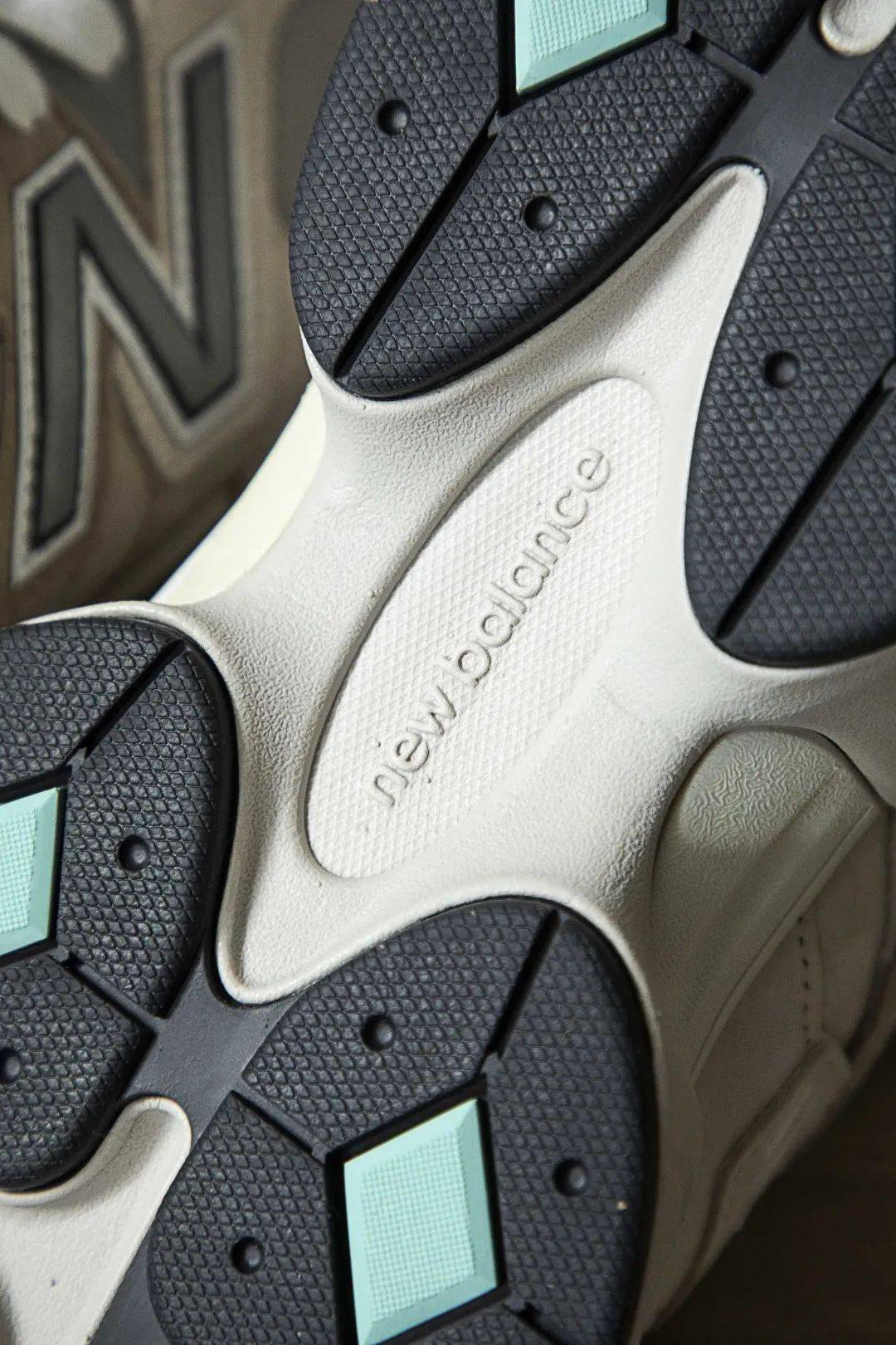 new balance9060「sea salt」近日new balance正式发布了9060「sea