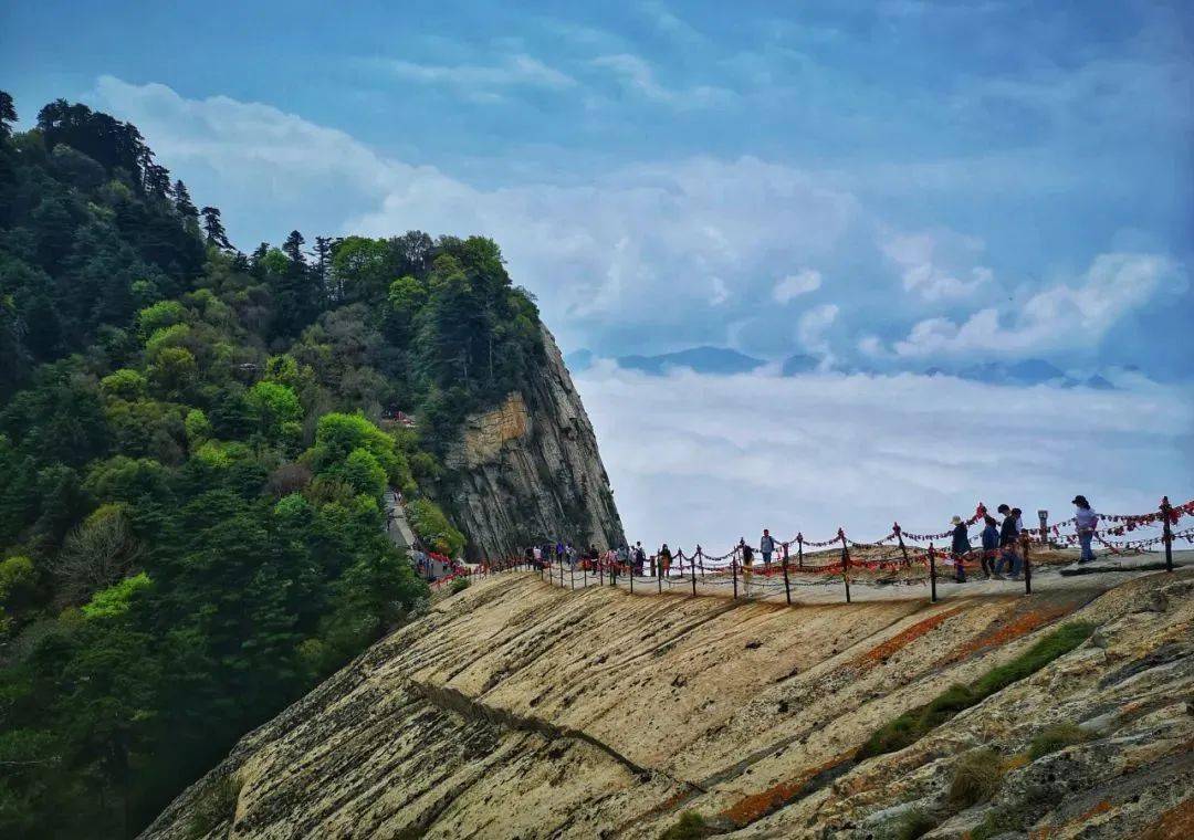 玉女峰-乘龍快婿),西峰(蓮花峰-沉香劈山救母),南峰(落雁峰-長空棧道)