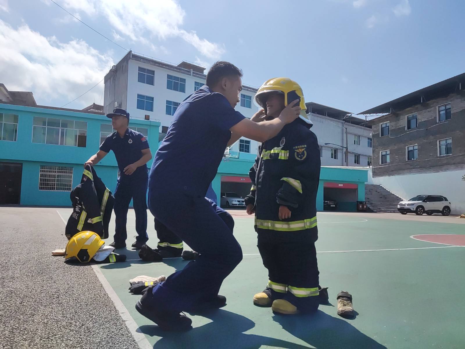 学消防知识 过别样暑假——丹寨县消防救援大队开展暑期“消防站开放日”活动灭火教育模拟 2030