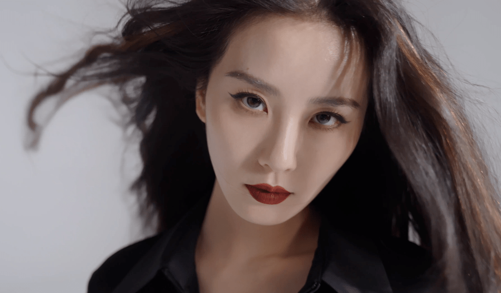 刘诗诗浓妆撞脸杨幂,整个人气质变了,网友直言好像黑化_吴奇隆_杂志