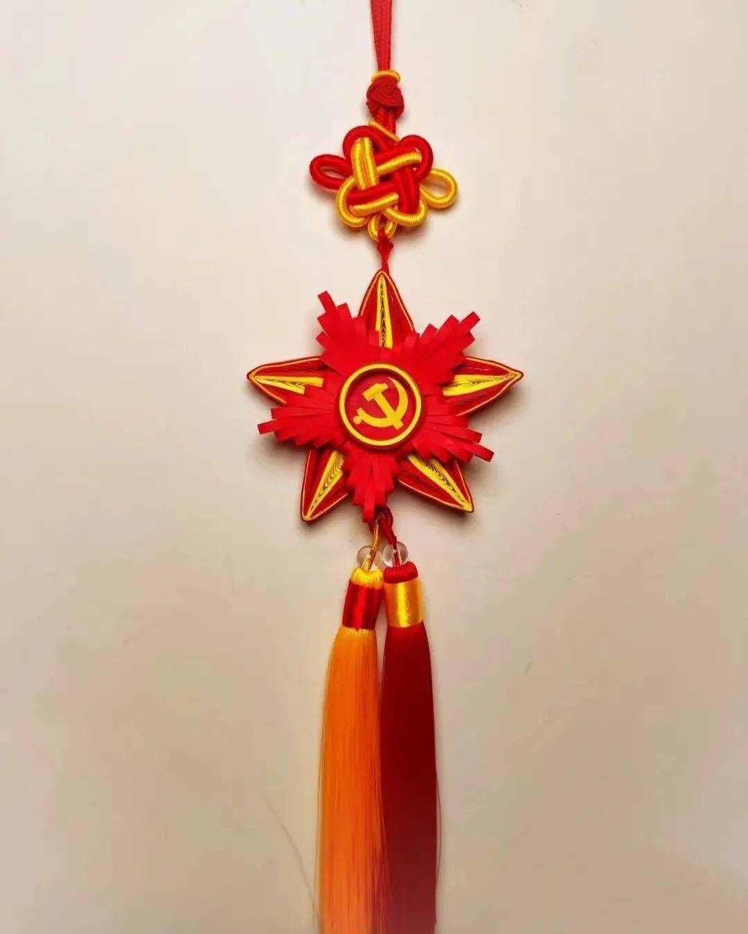 长期志愿者用诗文表心声,用手工送真情,重温建党精神,抒发爱国情怀.