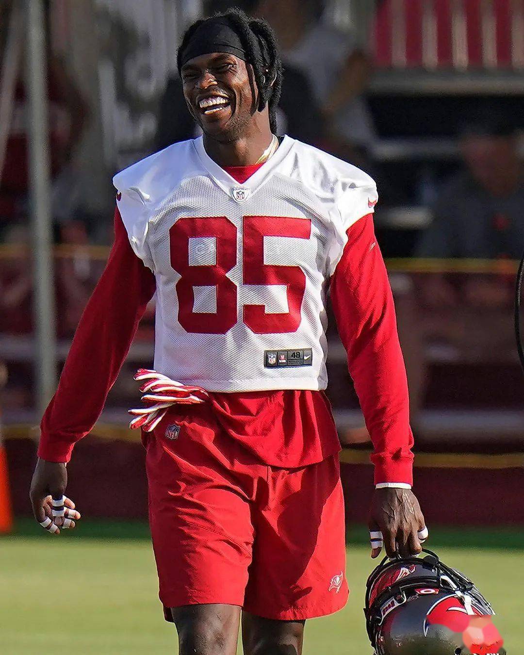 胡里奥-琼斯抵达坦帕湾参加海盗训练营!_坦帕_琼斯_胡里奥