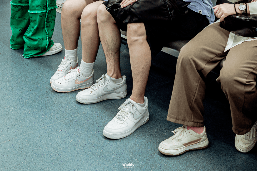 偷看地铁里的100双鞋,发现了深圳人的秘密_鞋子_运动鞋_袜子