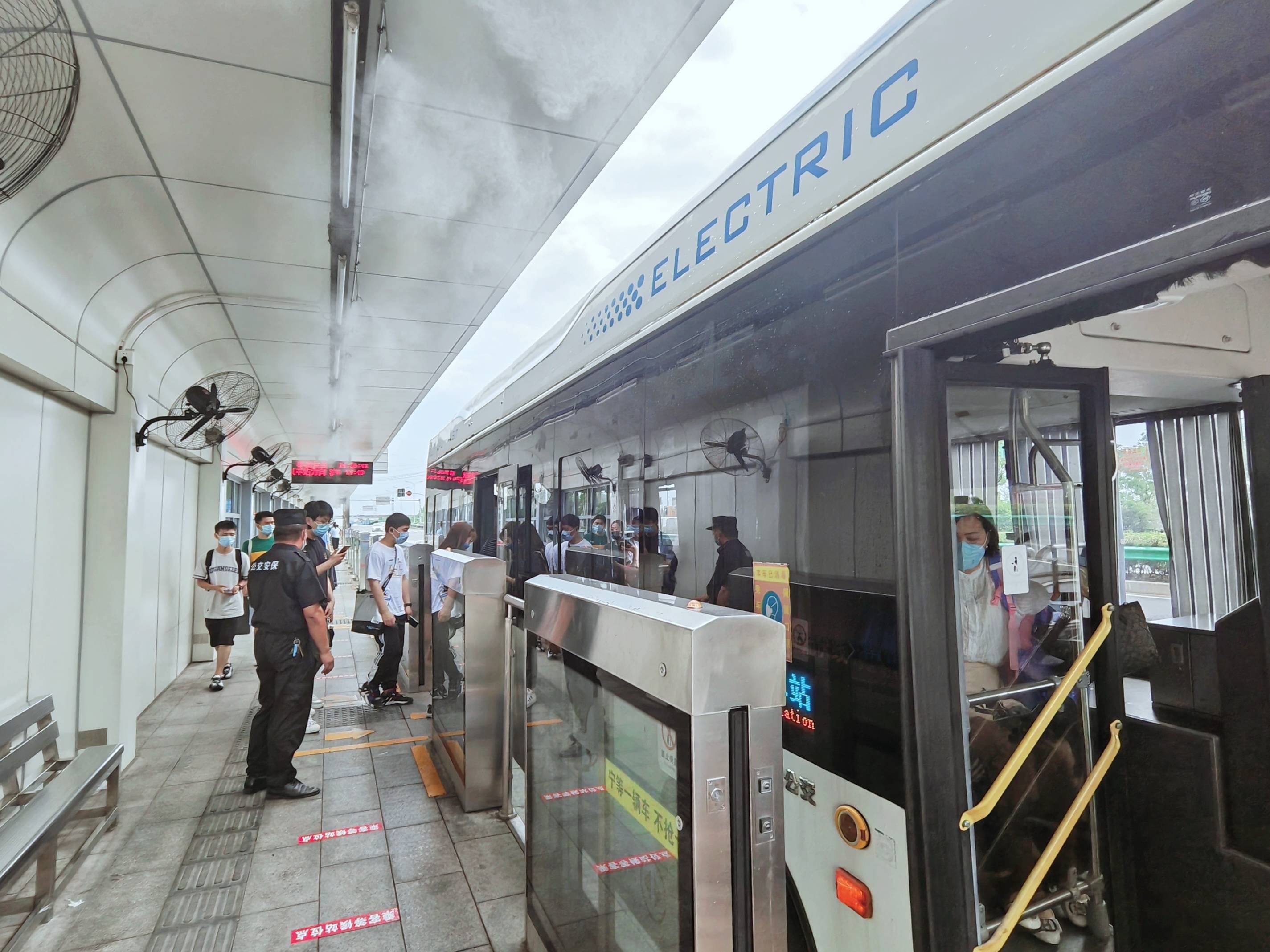 上海的这座公交站台有了降温神器