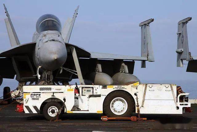 牵引车_的甲板_舰载战斗机