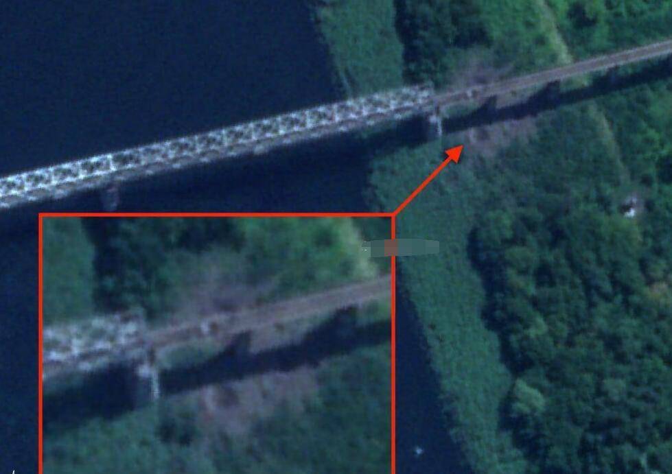 乌军多次攻击后，卫星照片显示俄军在第聂伯河上新建浮桥
