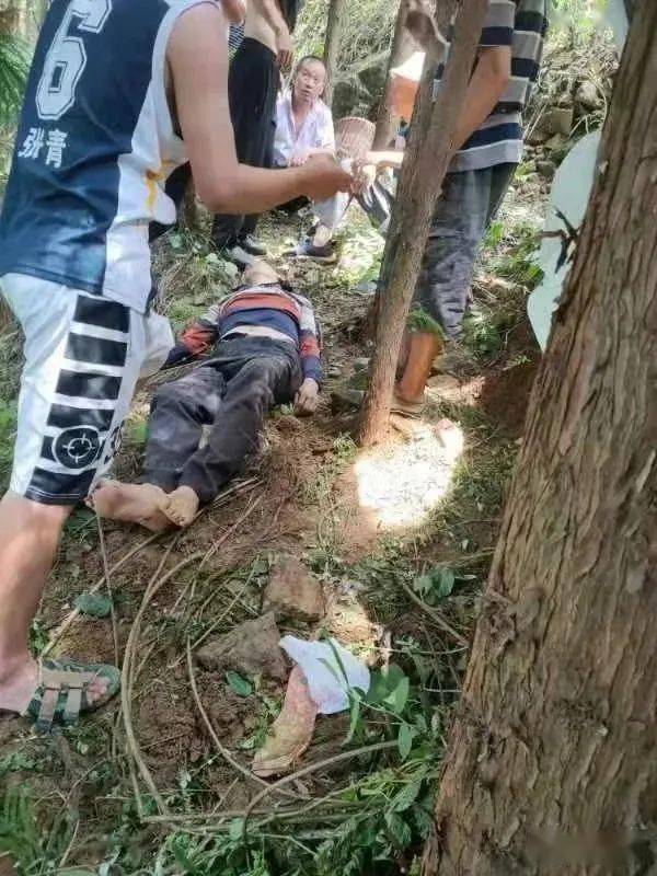 2022年7月30日下午,云南省镇雄县坡头镇营上村发生一起车祸,当时就