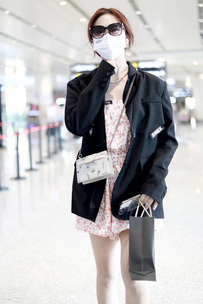 张紫宁穿小西装内搭碎花裙 挎toomanyshoes链条包_大兴机场_童趣