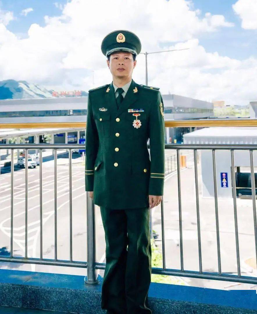 弟原属武警某边防总队,军龄22年,现任皇岗海关旅检三处旅检八科副科长