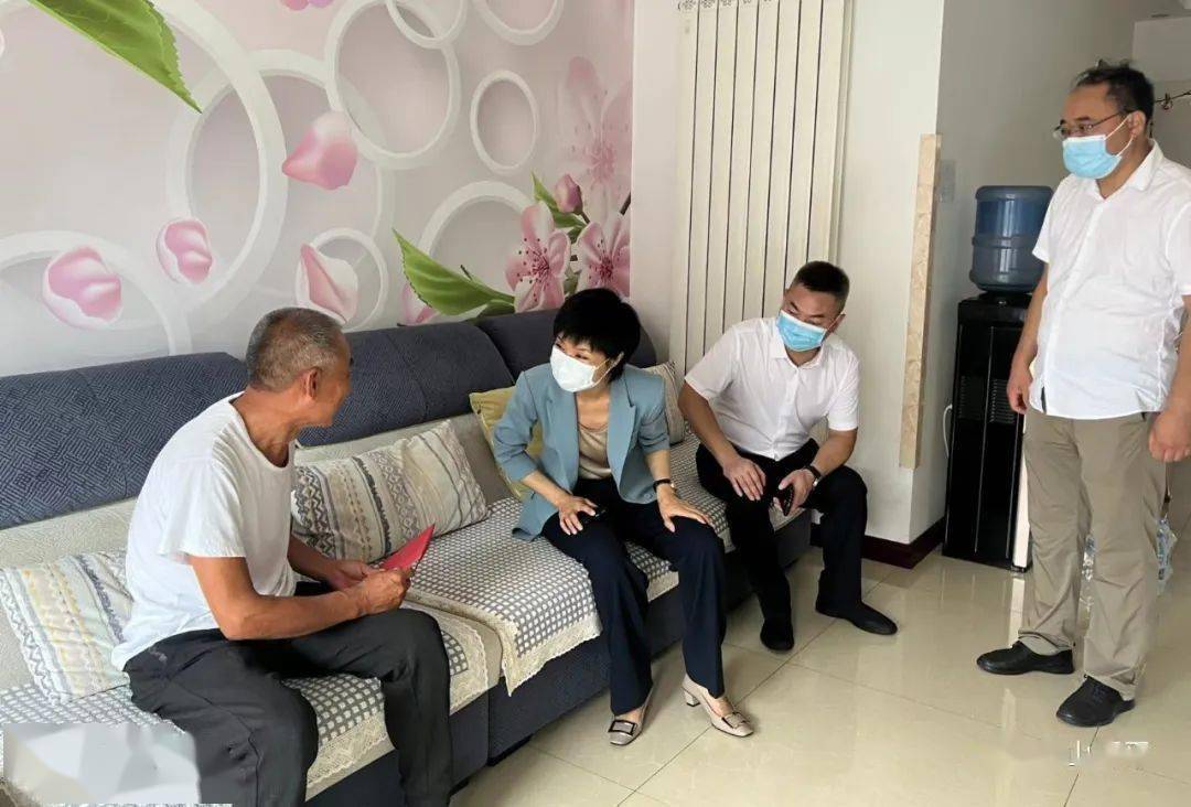 开平区委副书记,区长张婷婷一行先后来到退伍军人宋兆鑫家和武警唐山