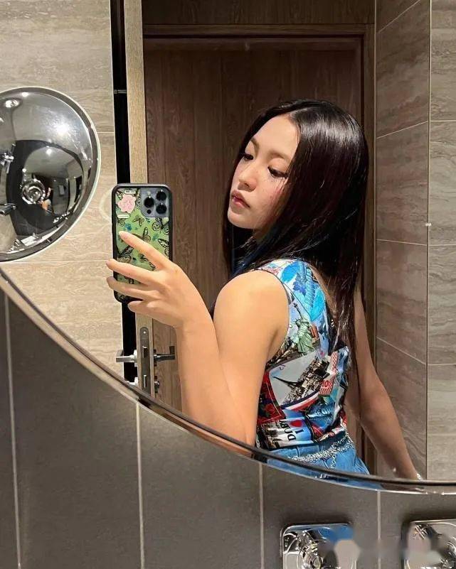 red velvet yeri,晒伦敦酒店自拍,秀出丰满身材,时尚魅力_金艺琳_天