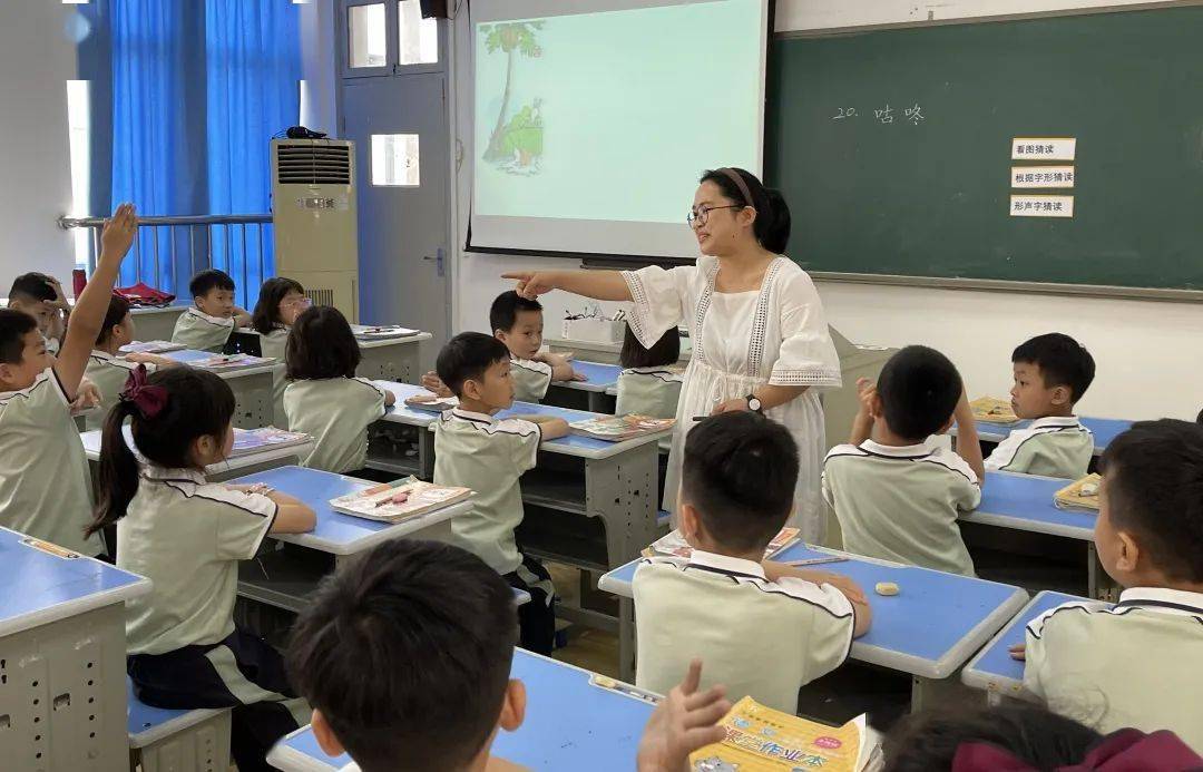 6月8日上午,小学部全体语文老师再一次相聚在微格教室,一二年级语文组