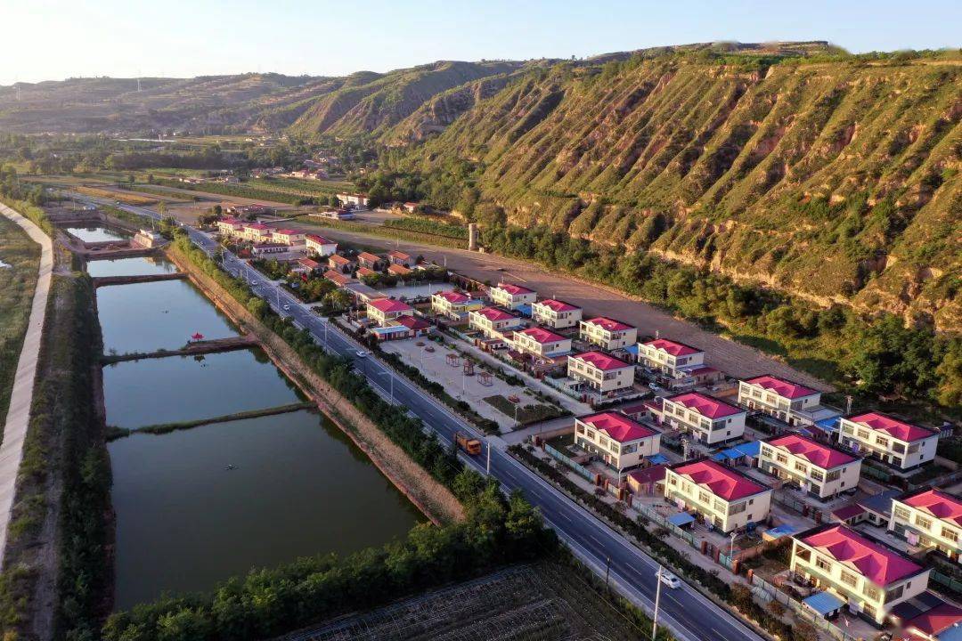 "7月27日,带着孩子在镇原县开边镇解放村蟠桃园摘桃子的薛女士说:"