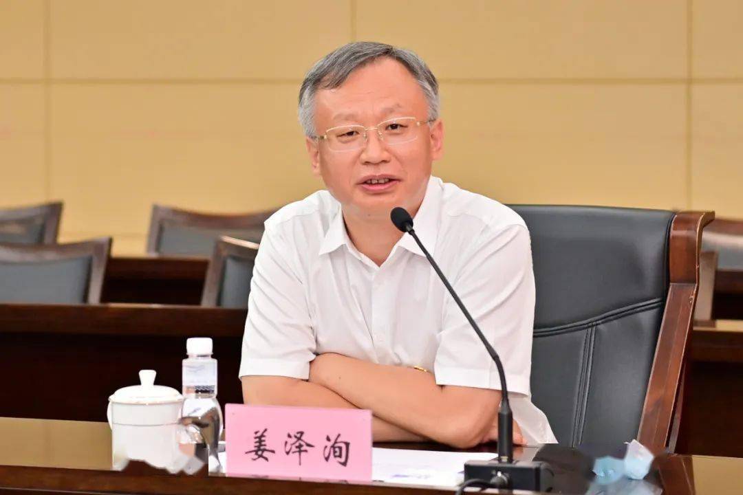 张校长高度评价延安干部学院办校育人水平,希望在深化合作育人,师资