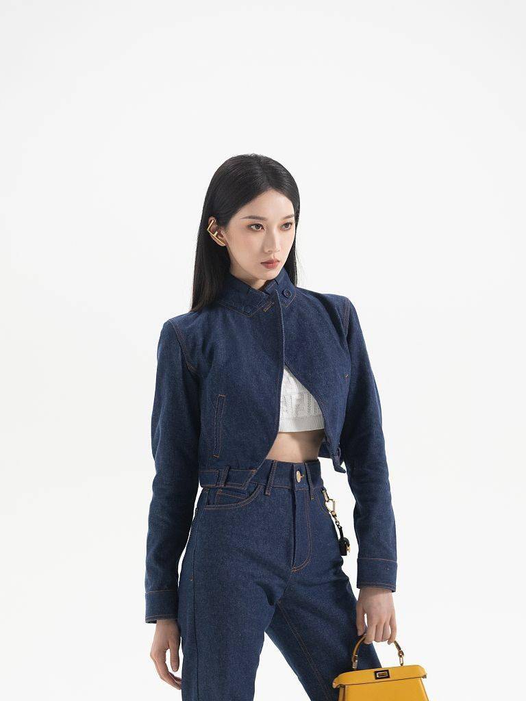 刘令姿拍摄黑白光影大片故事感十足秀发黑长直眼神凌厉展酷姿