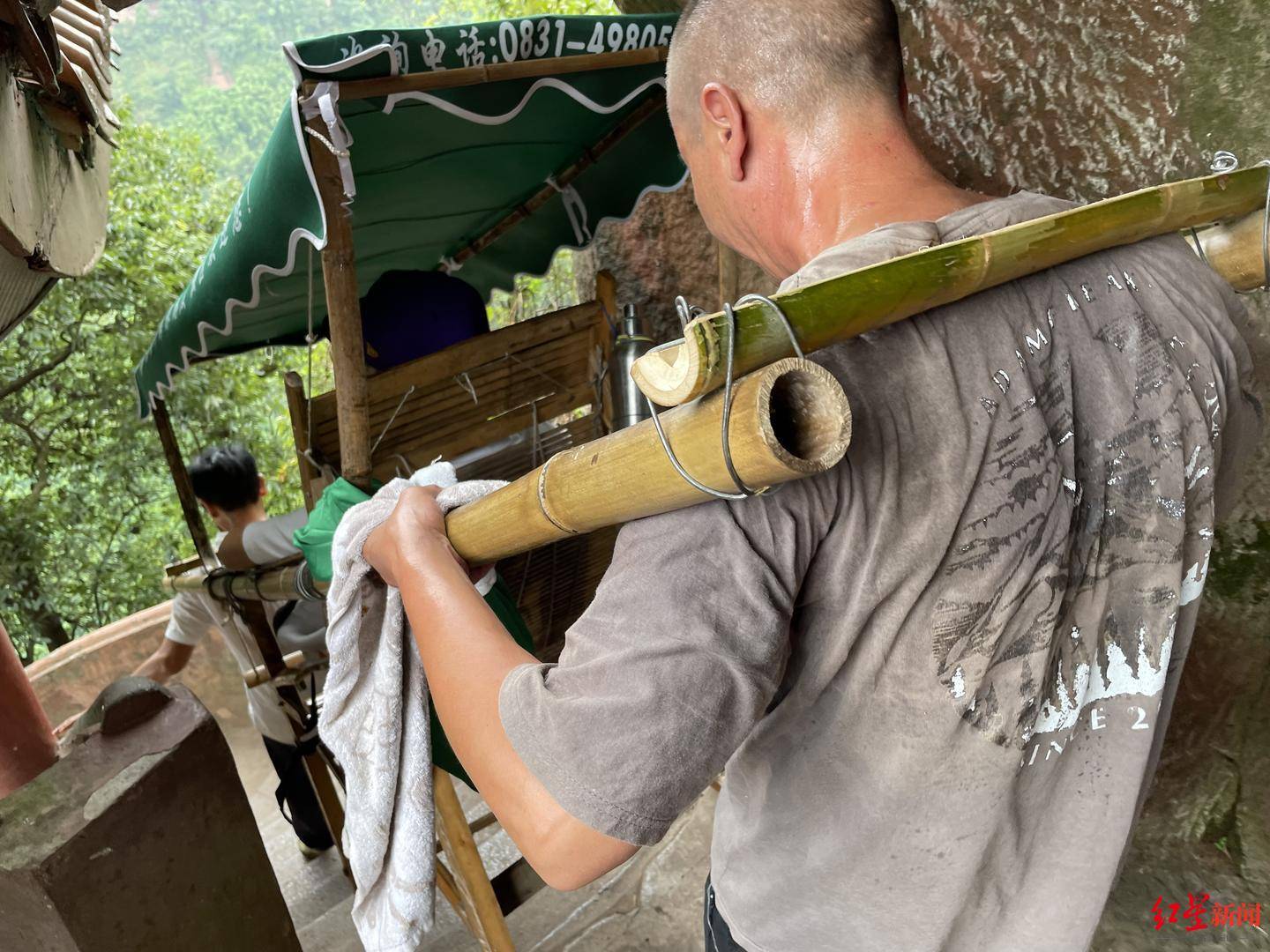 小伙坐滑竿心疼轿夫给666元感动网友对话轿夫坐滑竿打赏的是女游客凭