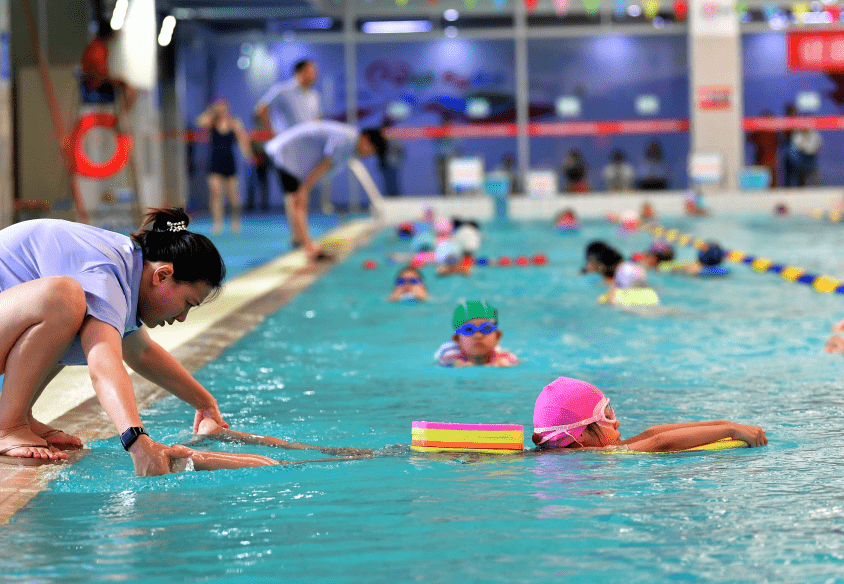 武汉青少年体育夏令营结束这个暑假最快乐的就是游泳