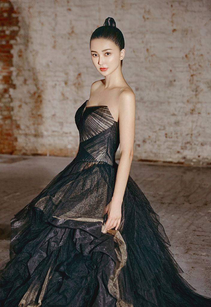 姚星彤拍摄黑色抹胸纱裙造型质感大片 游走暗黑风古堡内似公主
