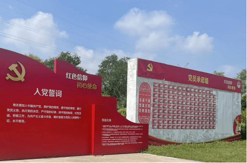 一是让村民有茶余饭后的休闲好去处,二是让孩子们有一个红色教育基地