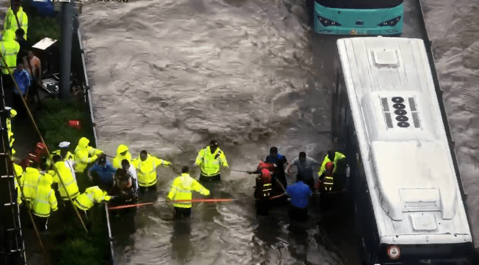 暴雨突袭！车辆被困、树木倒地…西安部分路段积水严重无法通行