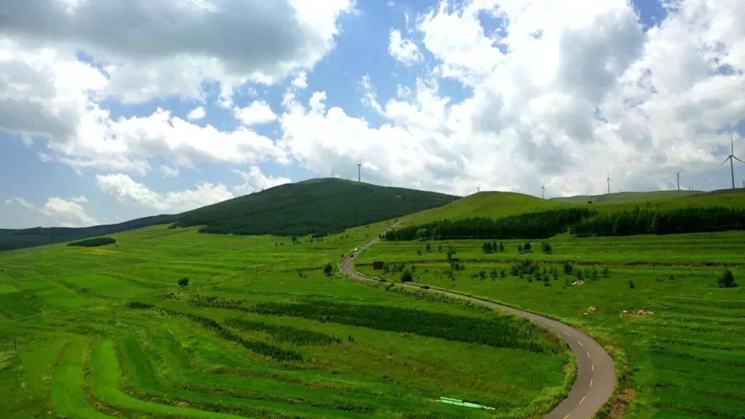 如今,草原天路沿线逐渐形成景区景点40处,发展旅游餐饮,农家乐等300多