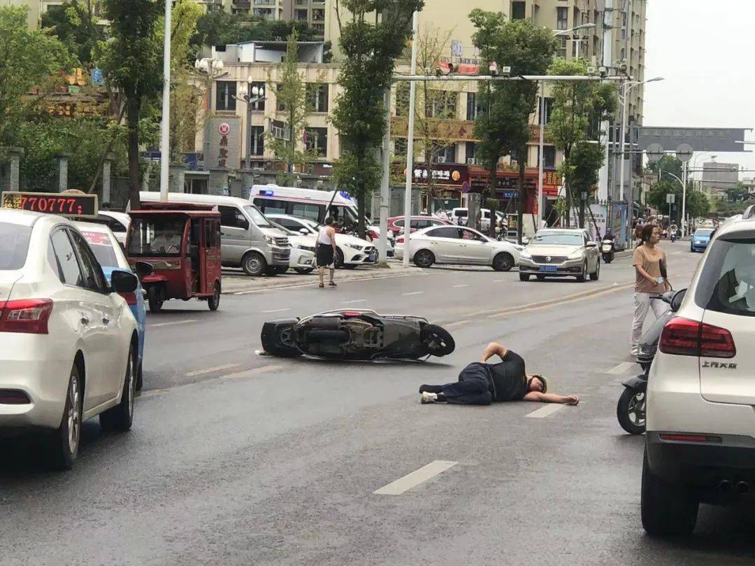 富顺一大货车发生翻车,现场一片狼藉.(附视频)_事故_车祸_兼职