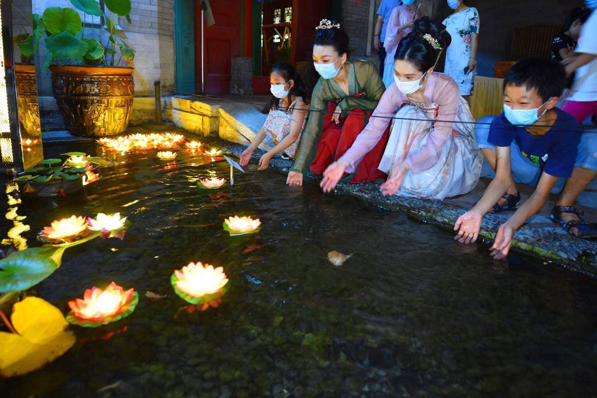 穿针乞巧放灯祈福四合院里七夕游园会古风浓