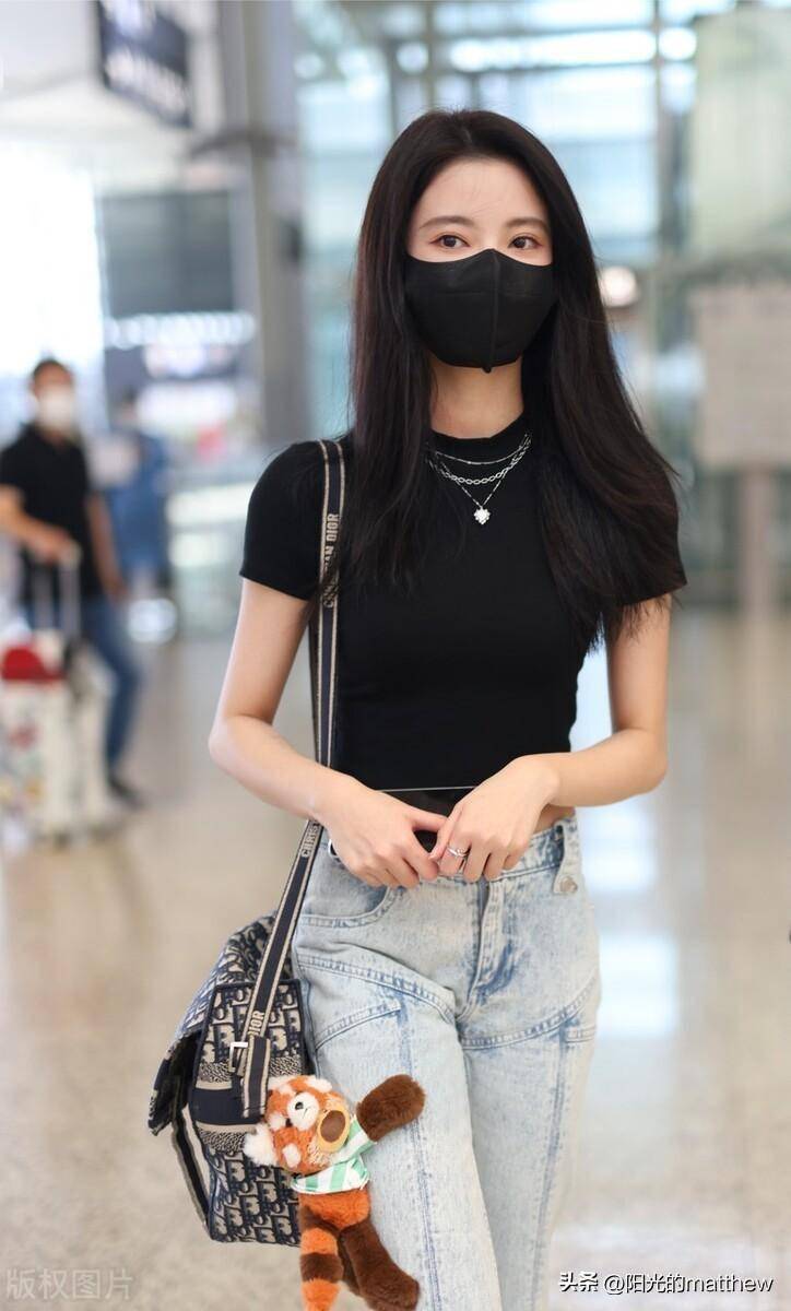 街拍孙珍妮黑色t恤开衩牛仔裤性感清爽