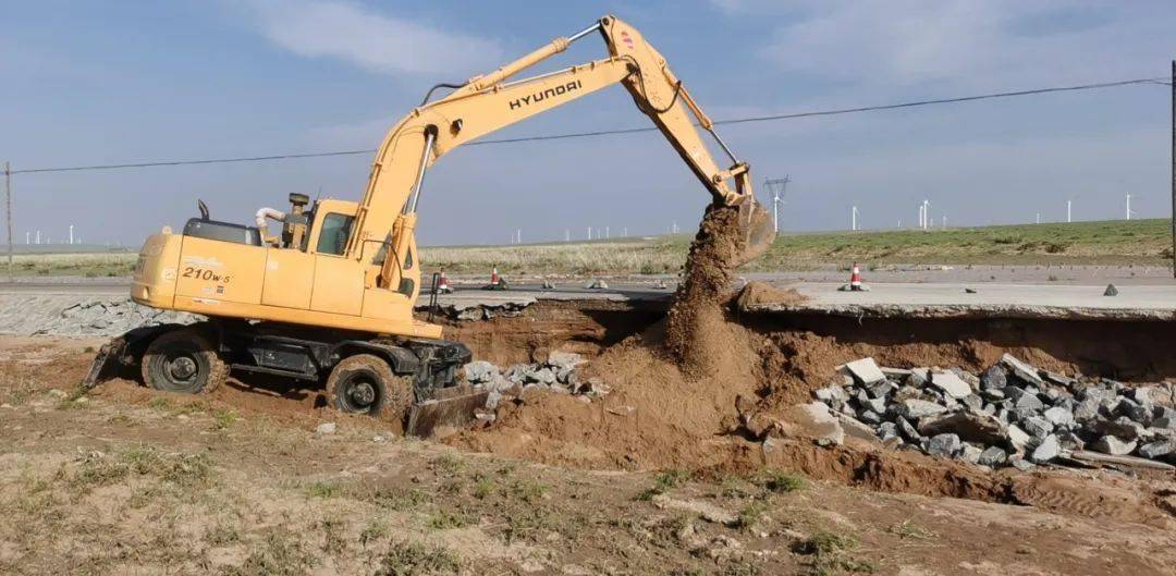 交通一线以迅治汛交通人全力以赴抢修水毁道路