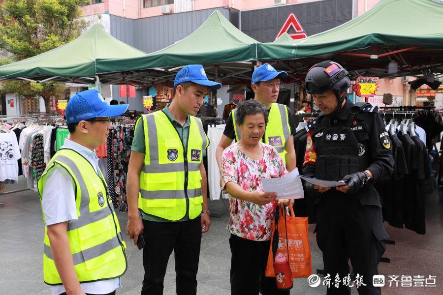 在前;面对突如其来的危难时,他总是果敢无畏;群众财产受到不法侵害时