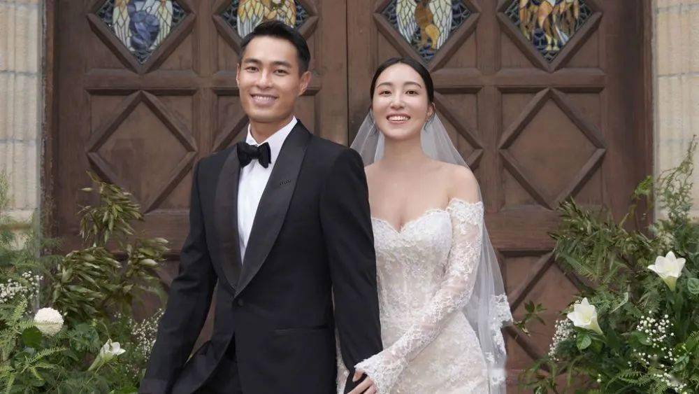 杨佑宁婚礼现场照曝光与老婆十指紧扣好甜还为女儿定制小婚纱