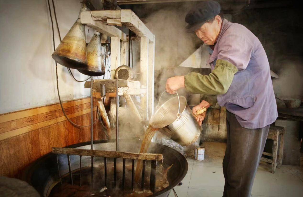 据介绍,魏记小磨香油制作工艺有八道工序,历经至少18小时才能出油,且