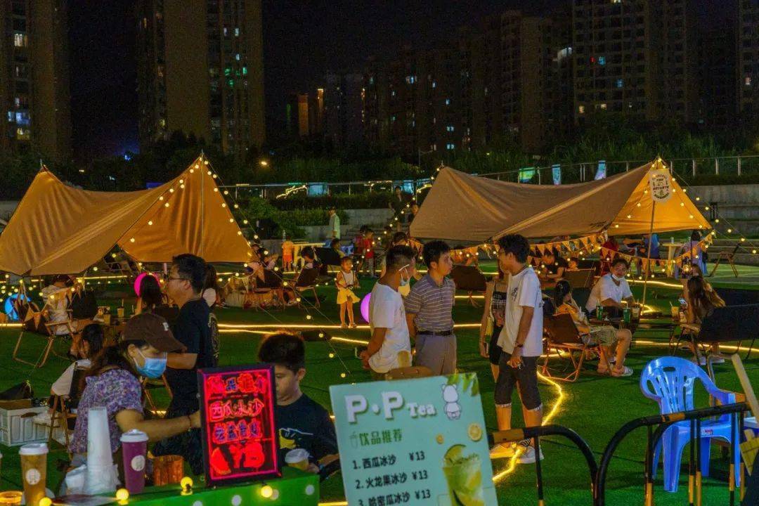 快趁着周末,来百盛购物中心户外露营区放松身心,感受音乐 烧烤 露营